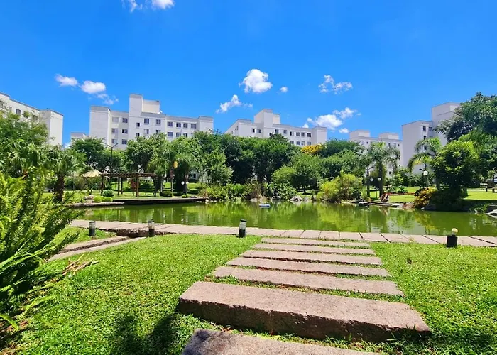 Apto em Condomínio Clube Frente pro Bosque e Lago no Terminal do Pinherinho Próximo ao Centro - Garagem para 2 veículos
